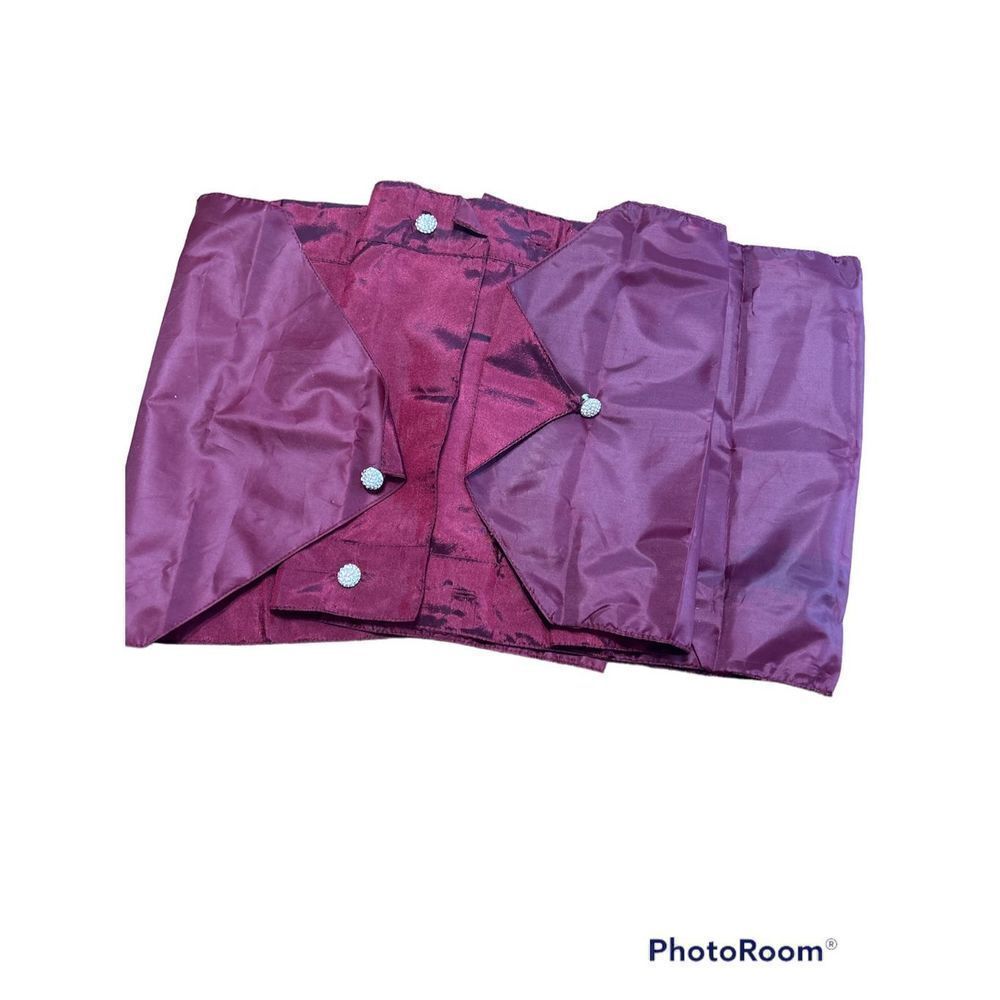 Adjustable bejeweled table runner 